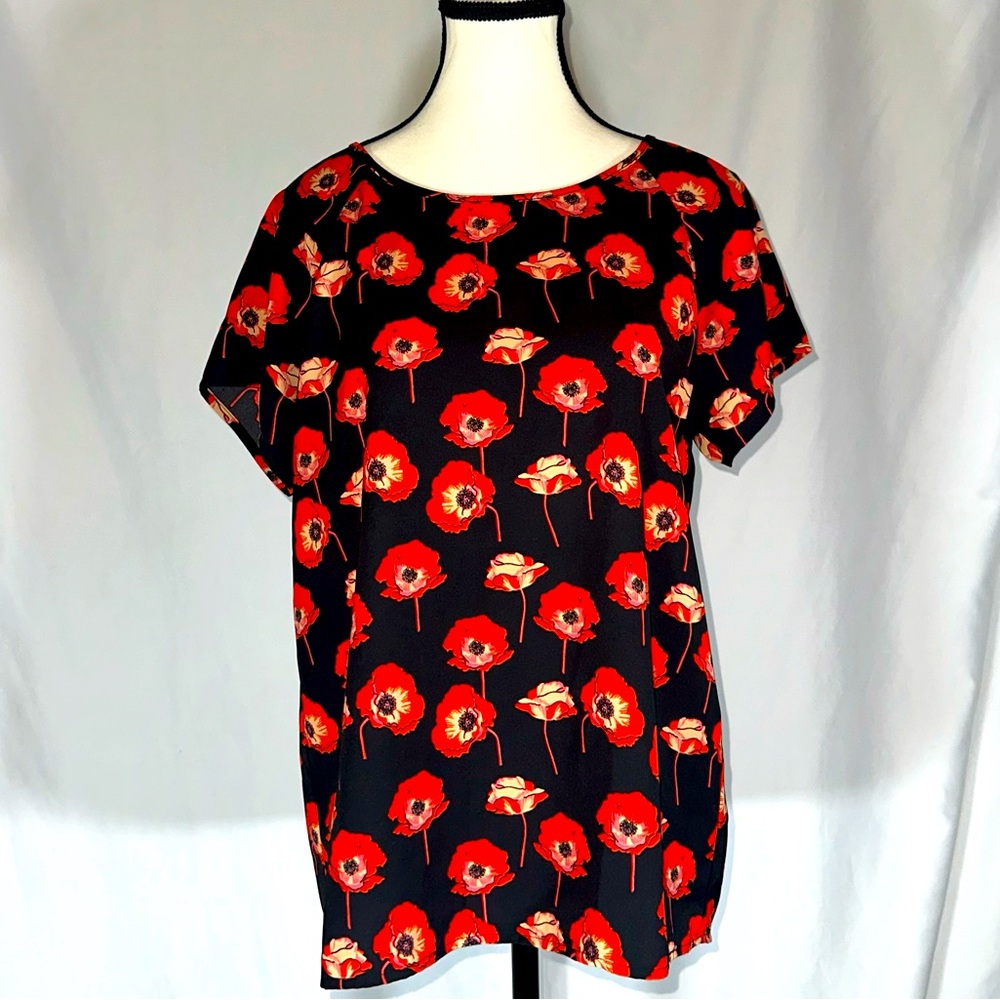 cabi • Flanders Poppy Split Back Blouse Size Small